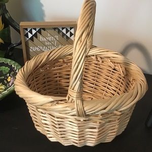 Vintage wicker basket with handle.
